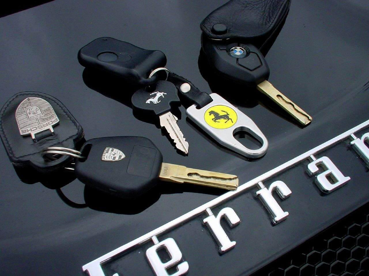 Keyed my car. Ключ автомобильный. Ключи от автомобиля. Ключи от разных машин. Ключ от дорогой машины.